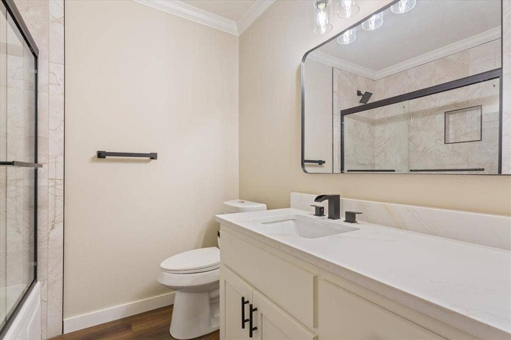 116 Boleman Drive, Hewitt, TX 76643 Hall bathroom with quartz countertop, undermount sink, tub/shower combo with glass door, and matte black fixtures