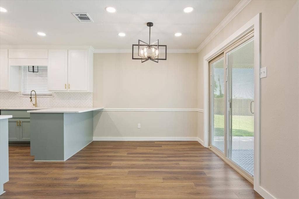 116 Boleman Drive, Hewitt, TX 76643 Dining area with an eat-in kitchen peninsula bar and featuring sliding glass door access to the covered back porch