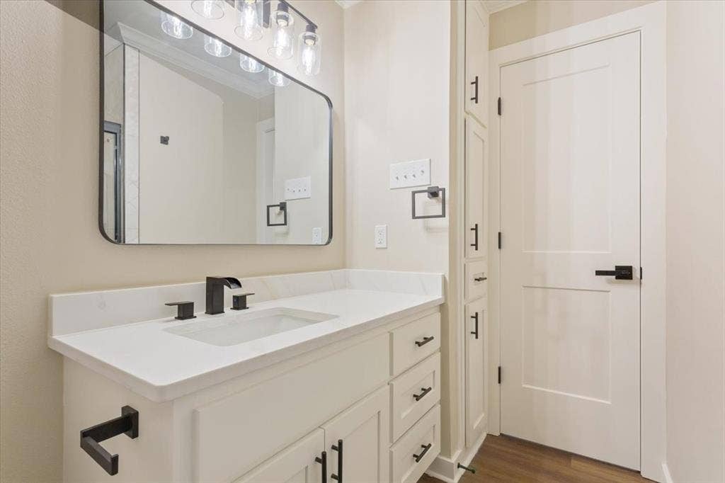 116 Boleman Drive, Hewitt, TX 76643 Hall bathroom white quartz vanity featuring a rectangular undermount sink, and matte black faucet