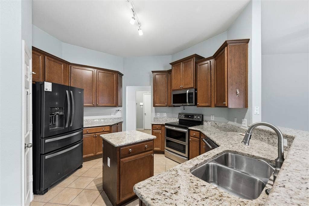 3221 Canary Lane, Midlothian, TX 76065