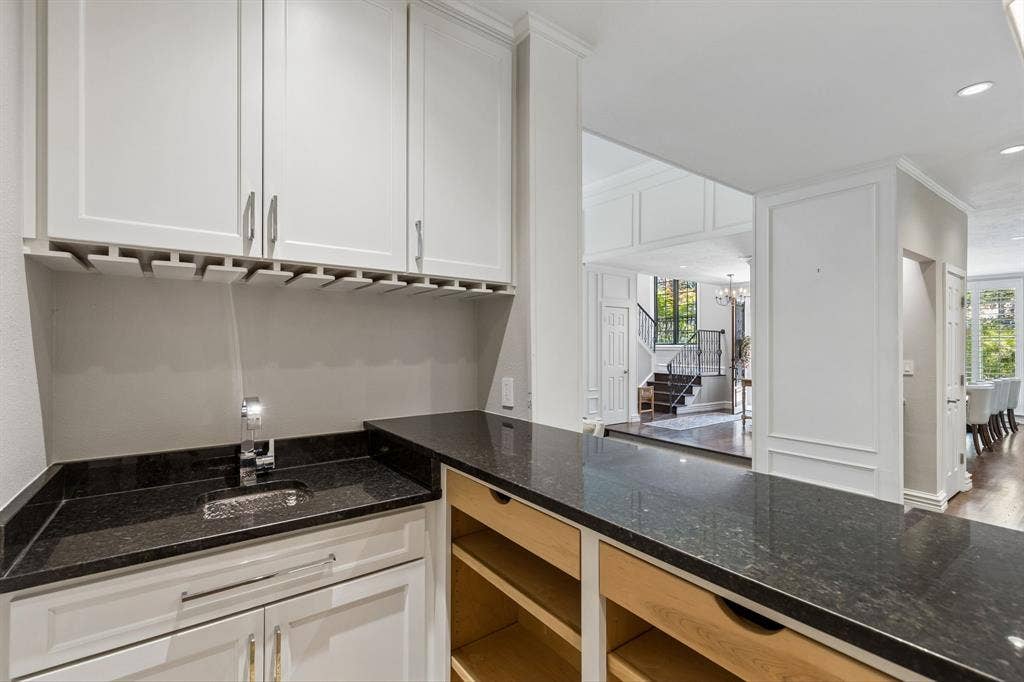 6015 Shetland Drive, Dallas, TX 75230 Wet bar with built-in storage adds to the entertaining aesthetic of this home.