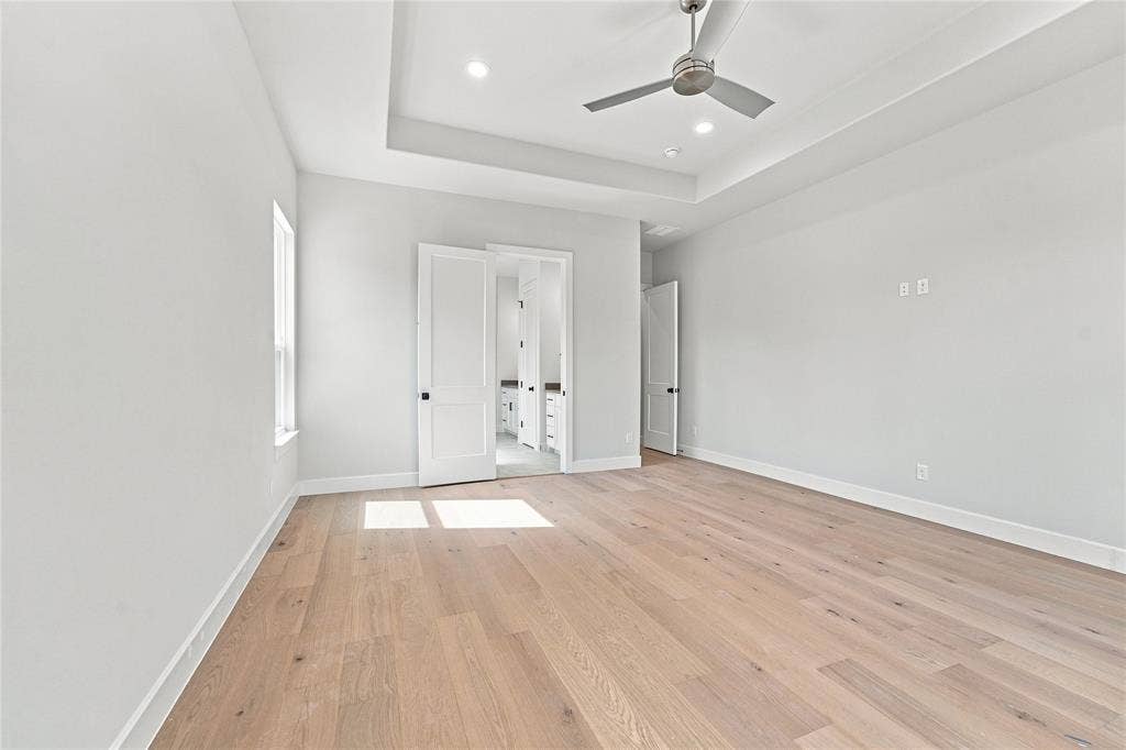3820 Jacks Loop, Midlothian, TX 76065 Spacious room featuring wood-finish flooring, a tray ceiling, recessed lighting, and a ceiling fan
