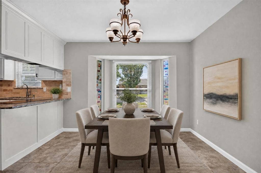 4213 Cheyenne Drive, Rowlett, TX 75088 Lots of natural light flows into the breakfast area.