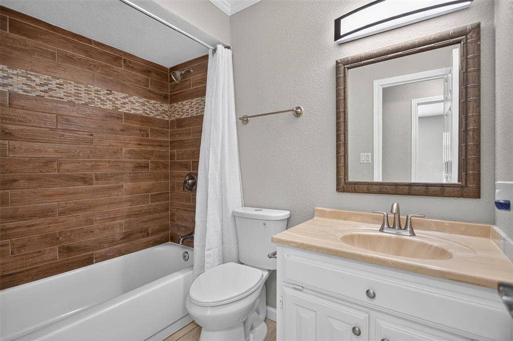 4213 Cheyenne Drive, Rowlett, TX 75088 Hall bathroom