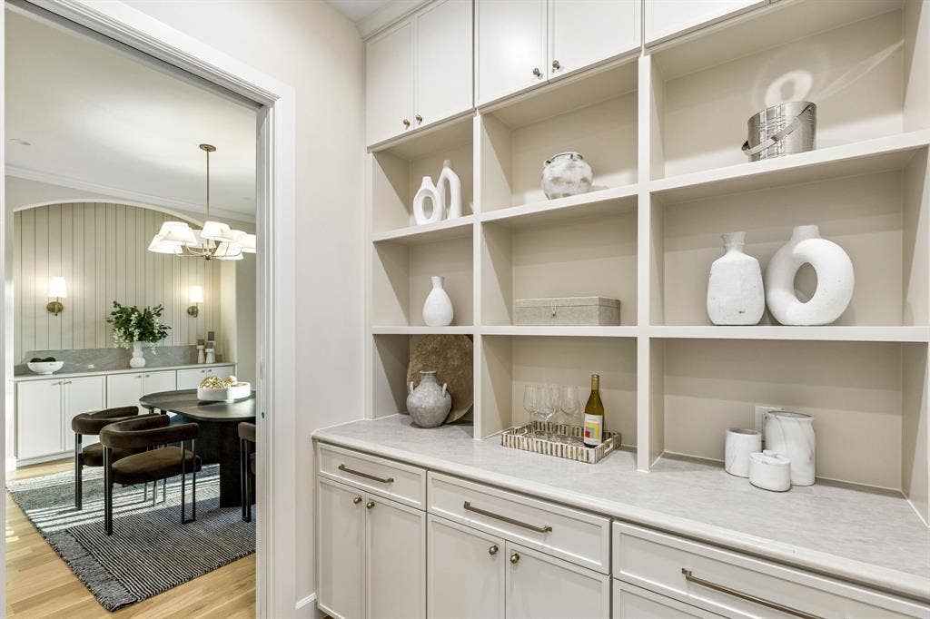16834 Mossy Oak Drive, Dallas, TX 75248 Large pantry