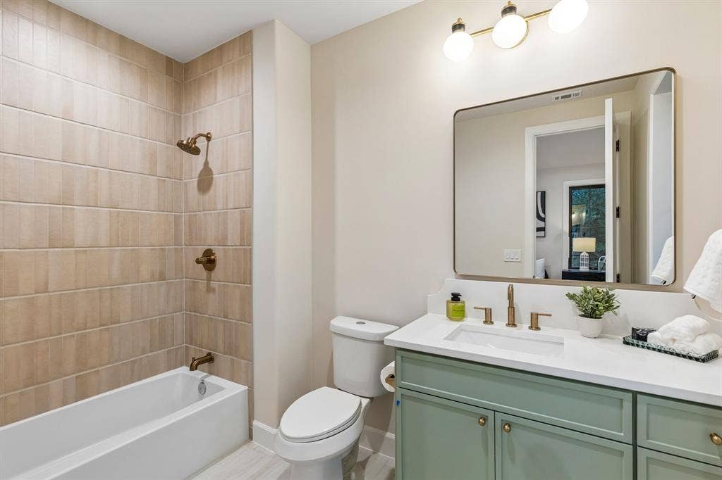 16834 Mossy Oak Drive, Dallas, TX 75248 Upstairs ensuite bathroom