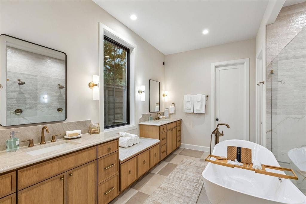 16834 Mossy Oak Drive, Dallas, TX 75248 Primary En Suite bathroom