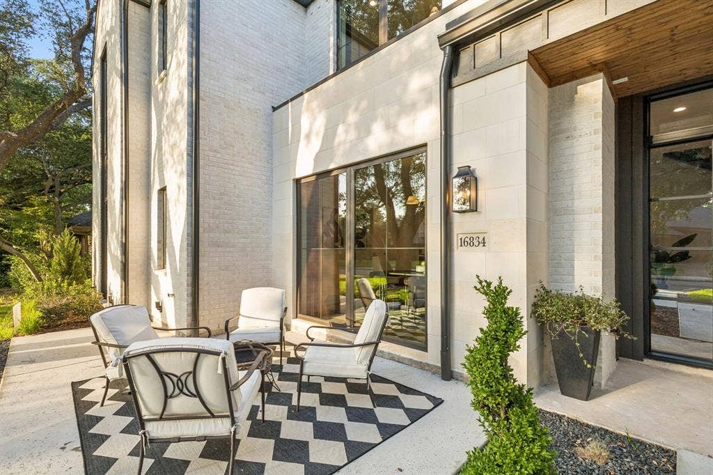 16834 Mossy Oak Drive, Dallas, TX 75248 Courtyard concrete patio