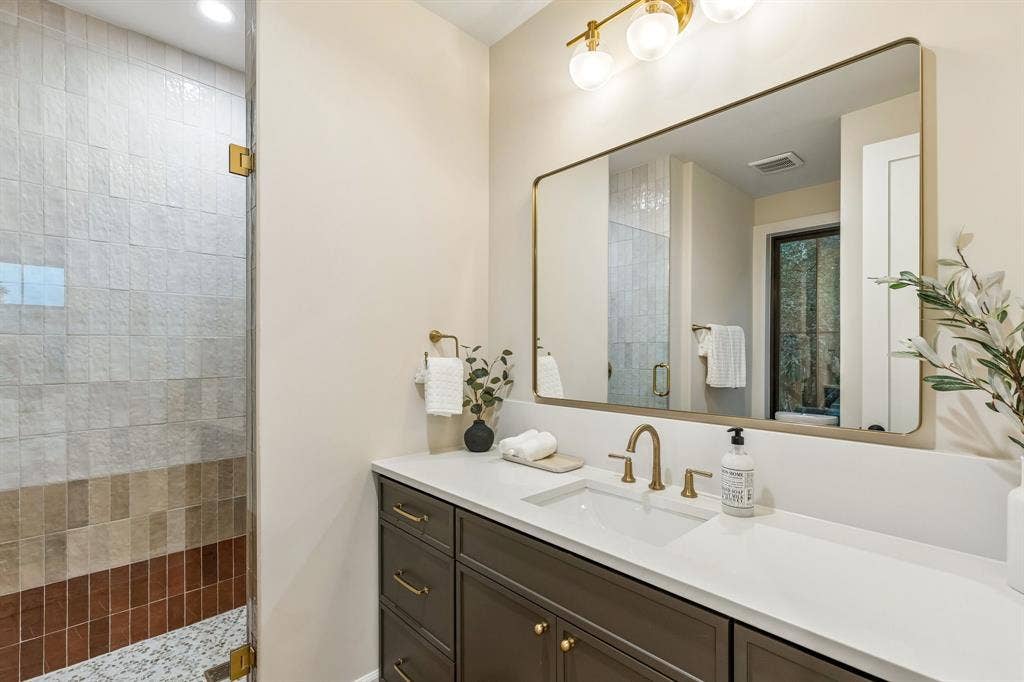16834 Mossy Oak Drive, Dallas, TX 75248 Upstairs ensuite bathroom with large shower