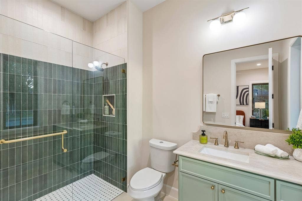 16834 Mossy Oak Drive, Dallas, TX 75248 Ensuite bathroom