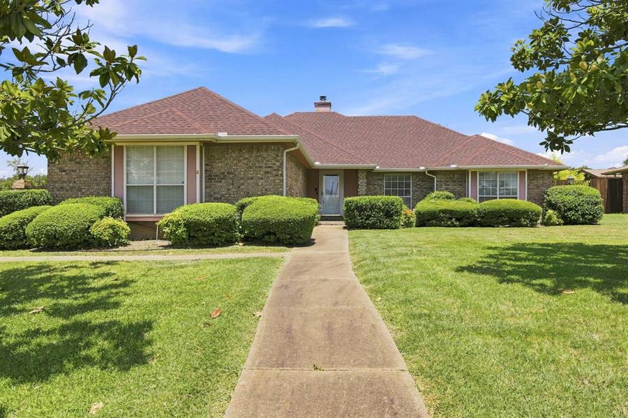 Property photo for 1121 The Meadows Parkway, DeSoto, TX