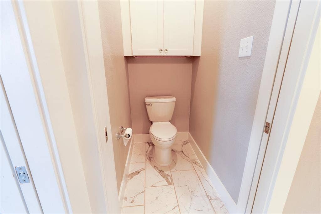 2514 Vintage Street, Farmers Branch, TX 75234 Primary bathroom