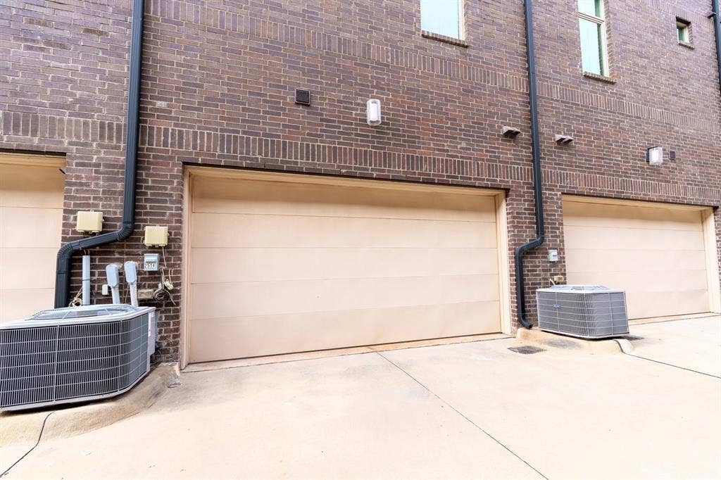 2514 Vintage Street, Farmers Branch, TX 75234 2-car garage