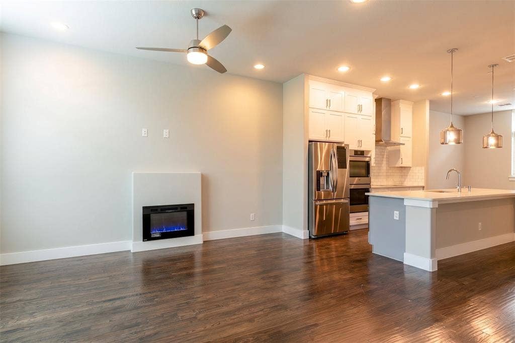 2514 Vintage Street, Farmers Branch, TX 75234 Living room area