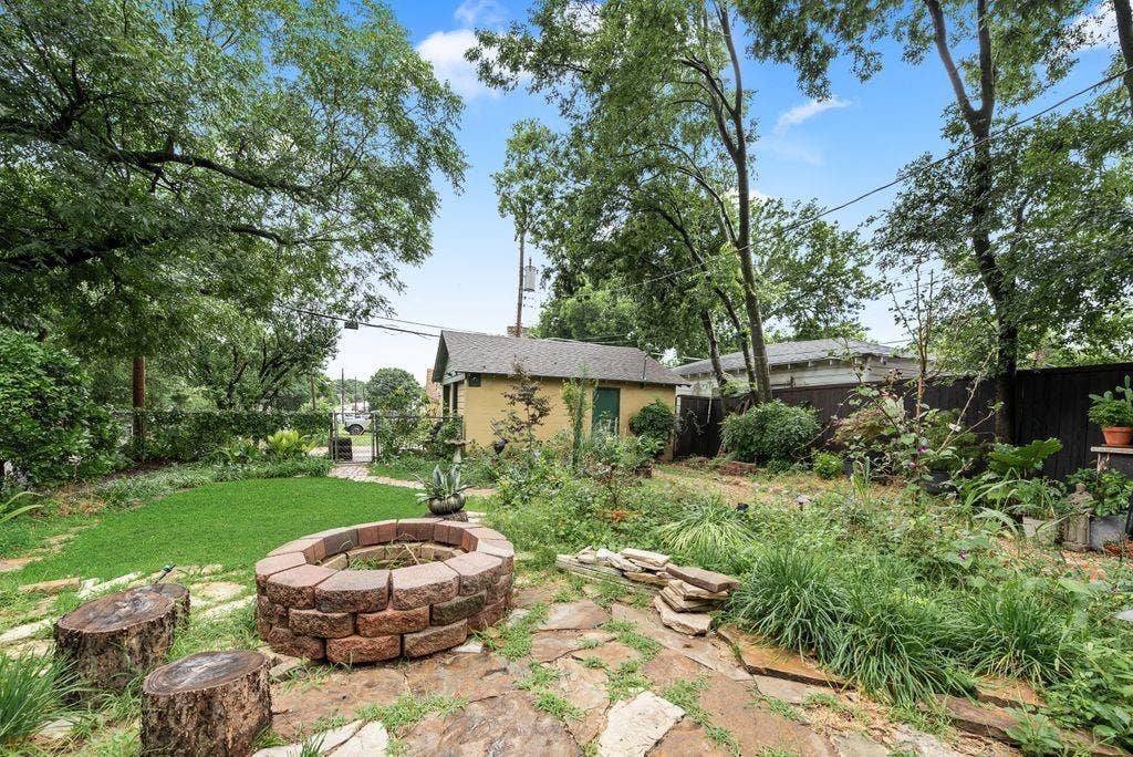 2502 BURLINGTON Boulevard, Dallas, TX 75211