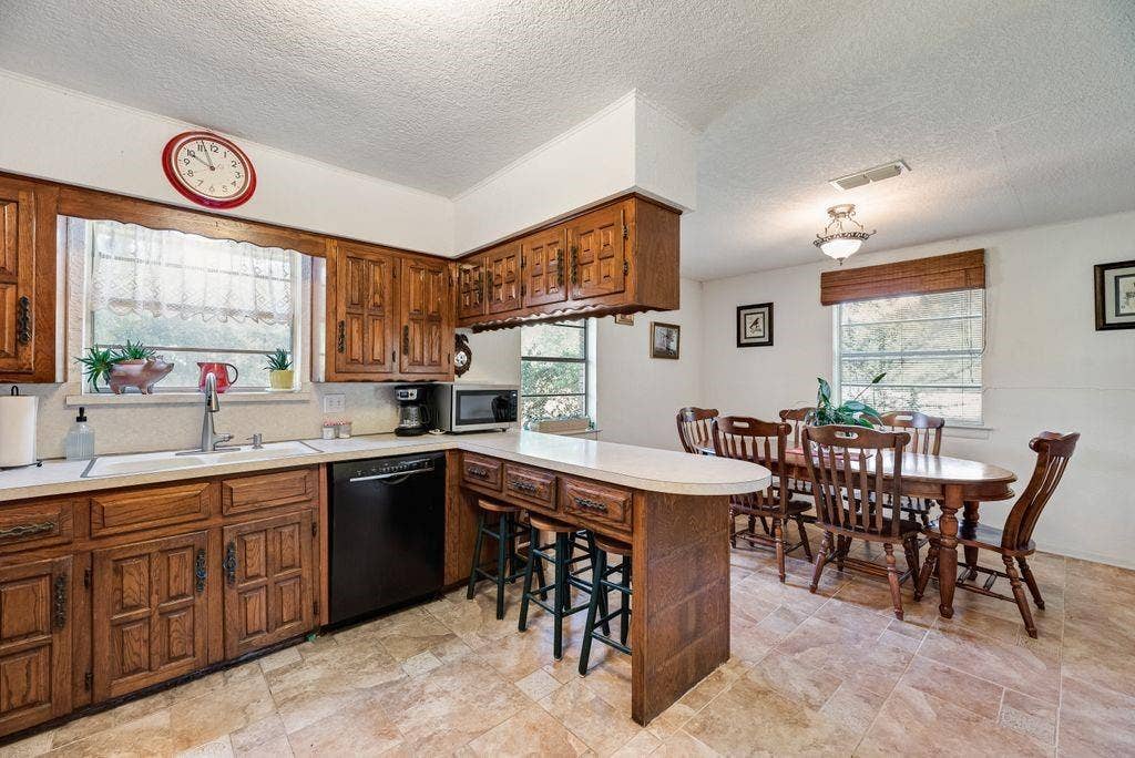 824 Batchler Road, Red Oak, TX 75154 824 Batchler Road, Red Oak, TX 75154