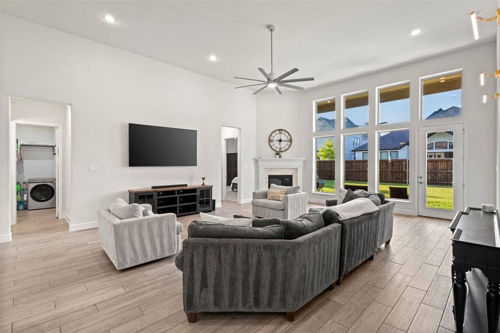 2837 Midlake Drive, Midlothian, TX 76065 Spacious living area featuring wood-finish flooring, vaulted ceilings, and recessed lighting