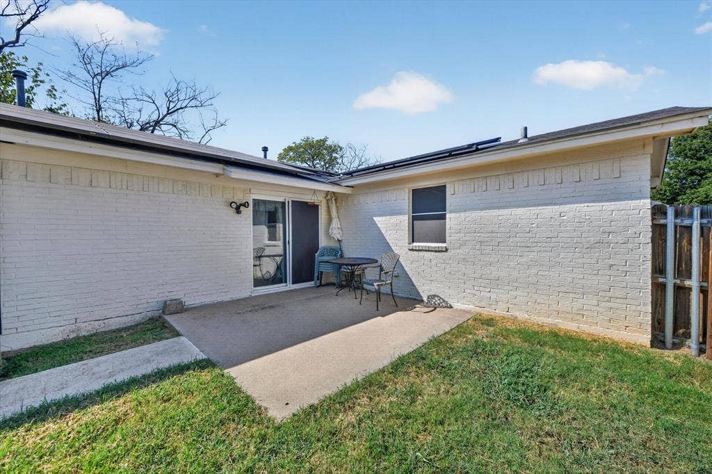 629 Newton Drive, Burleson, TX 76028 629 Newton Drive, Burleson, TX 76028