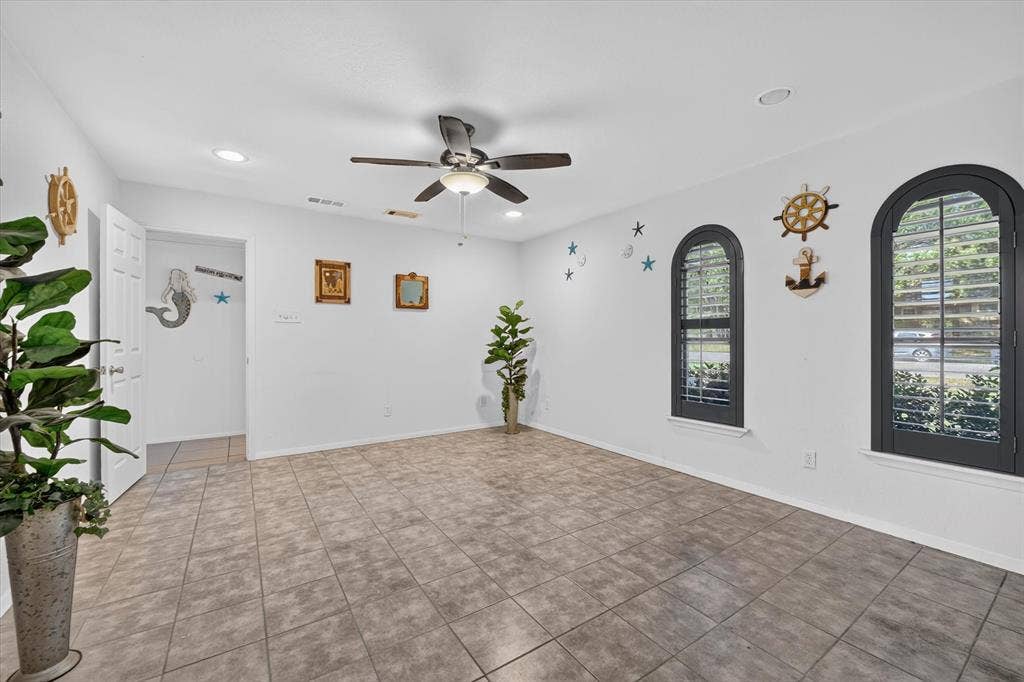 629 Newton Drive, Burleson, TX 76028 629 Newton Drive, Burleson, TX 76028