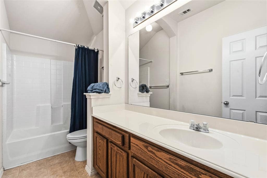 1612 Lakeside Drive, Glenn Heights, TX 75154 Guest suite bathroom