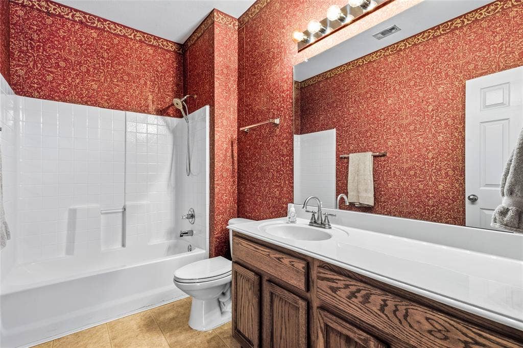1612 Lakeside Drive, Glenn Heights, TX 75154 Hall bathroom
