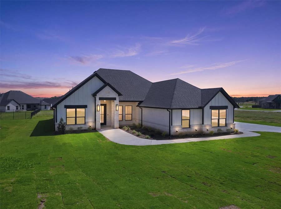 Property photo for 104 Hazlewood Court, Granbury, TX