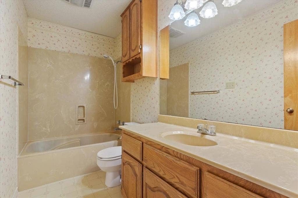 146 Indian Paint Brush Road, Eddy, TX 76524 Bathroom with integrated bathtub and shower, featuring a showerhead with flexible hose