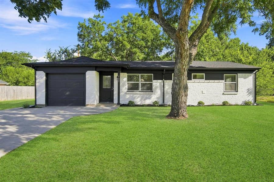 Property photo for 703 Casa Linda Street, Ennis, TX