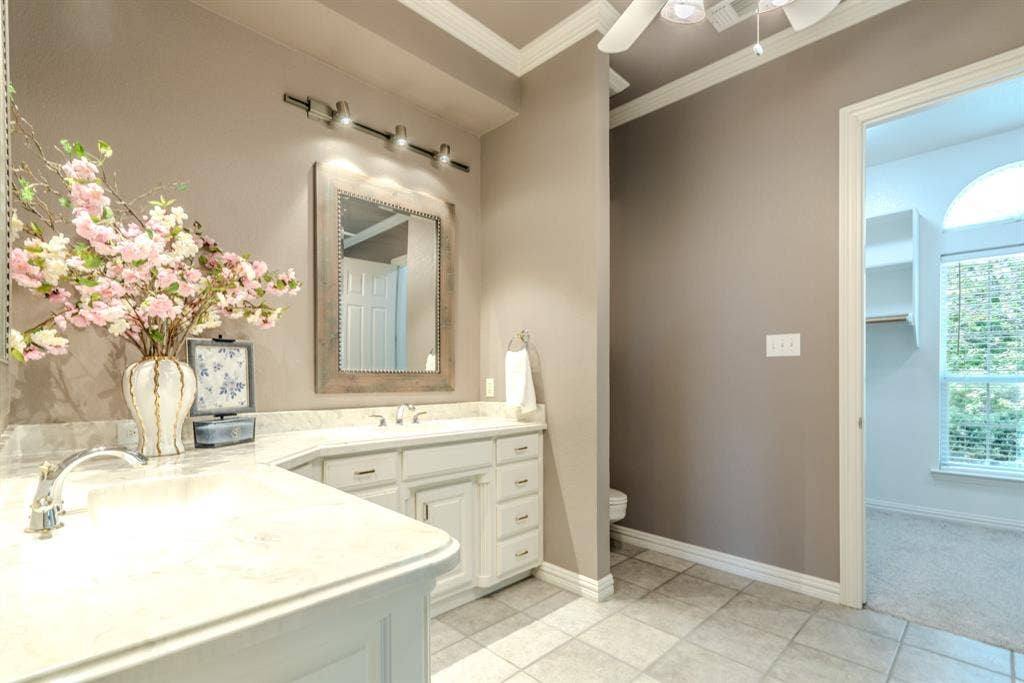 6420 Shady Oaks Lane, Midlothian, TX 76065 Primary bathroom with dual sinks, beautiful cabinetry, crown molding and decorative lighting.