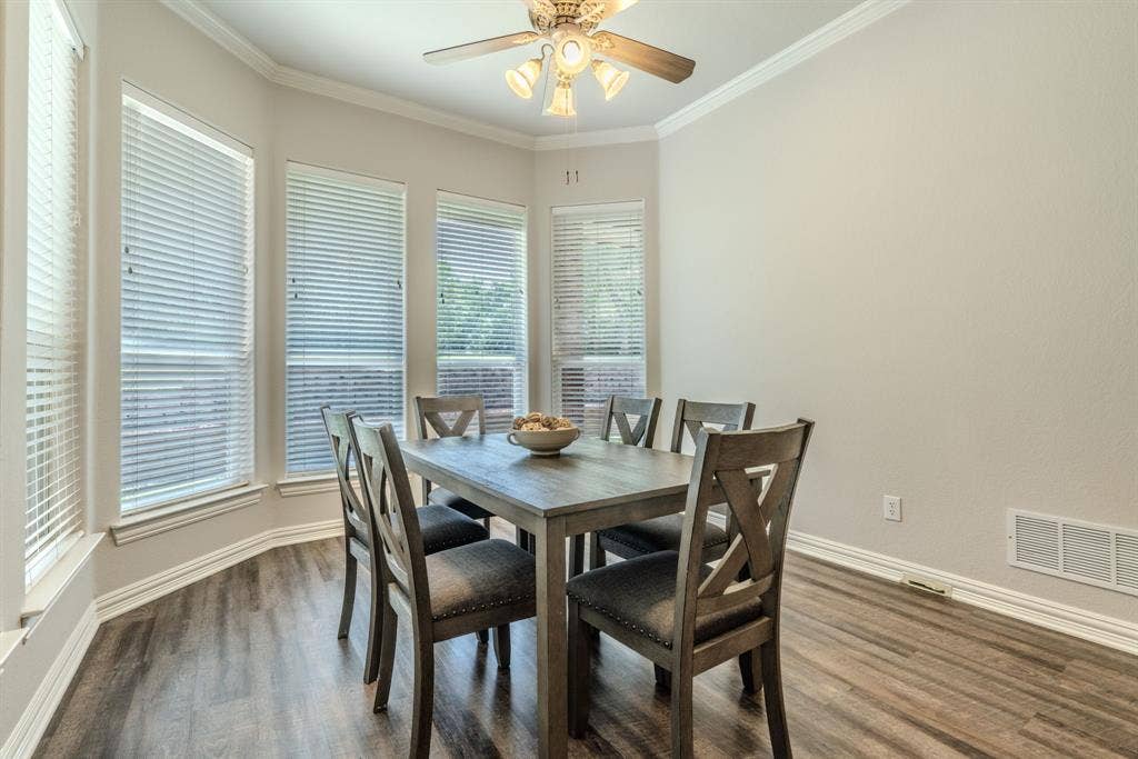 6420 Shady Oaks Lane, Midlothian, TX 76065 Spacious breakfast area featuring LVP flooring, and faceted bay window.