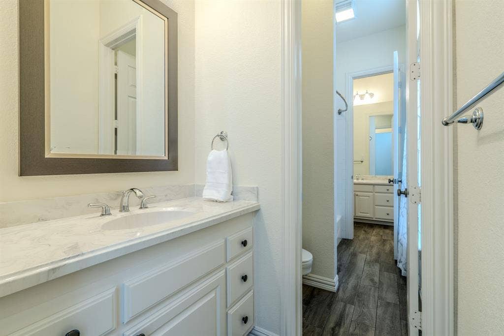 6420 Shady Oaks Lane, Midlothian, TX 76065 This is the jack and jill ensuite bath between Bedroom 2 and 3.