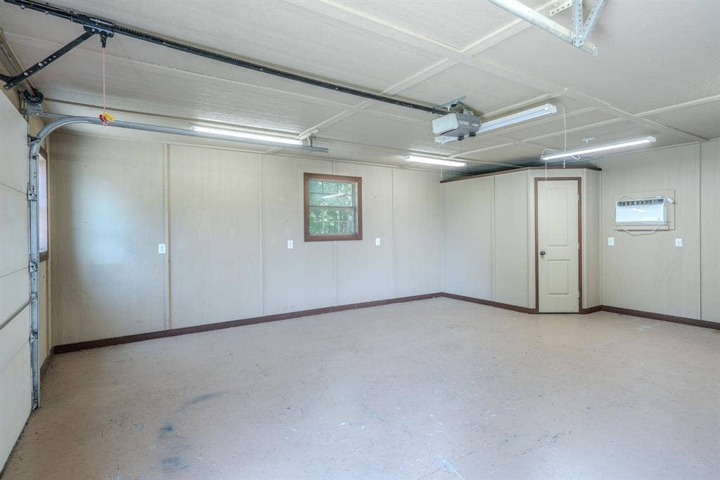 6420 Shady Oaks Lane, Midlothian, TX 76065 This is the inside of the workshop area. So many possibilities for use!