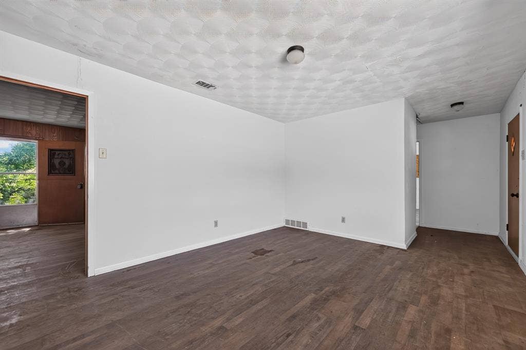 926 SE 5th Street, Grand Prairie, TX 75051 926 SE 5th Street, Grand Prairie, TX 75051