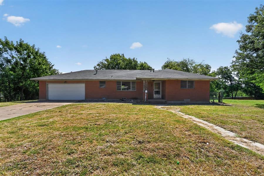 Property photo for 926 SE 5th Street, Grand Prairie, TX