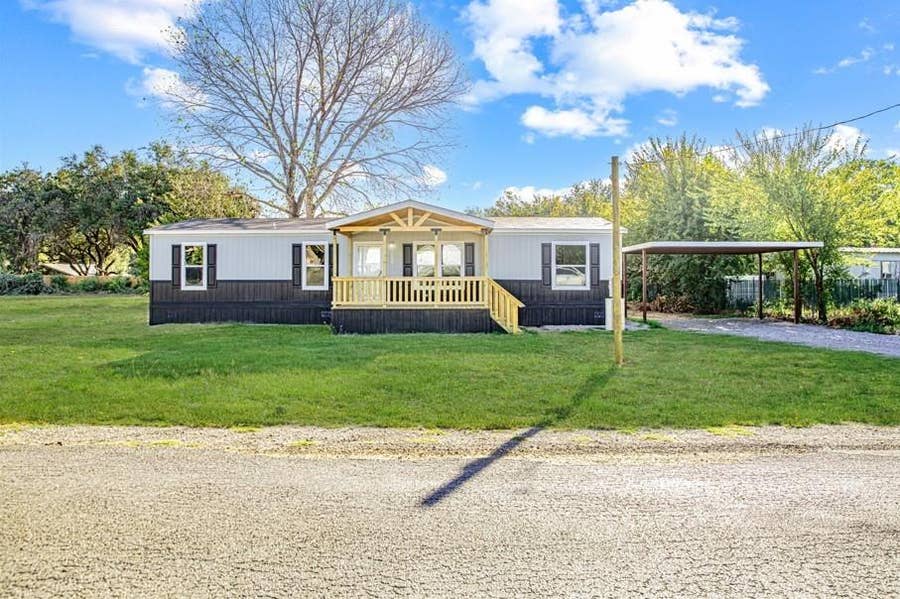 Property photo for 123 Kelly Court, Azle, TX