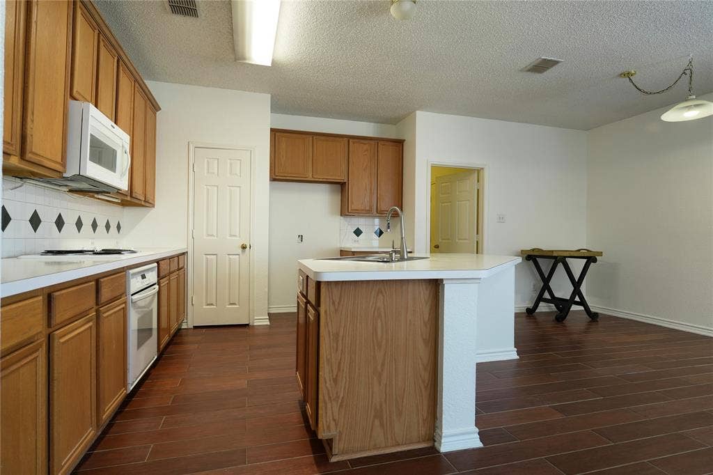 2032 Fox Glen Drive, Allen, TX 75013 2032 Fox Glen Drive, Allen, TX 75013