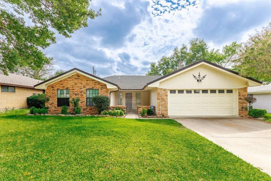Property photo for 1412 Rusdell Drive, Irving, TX