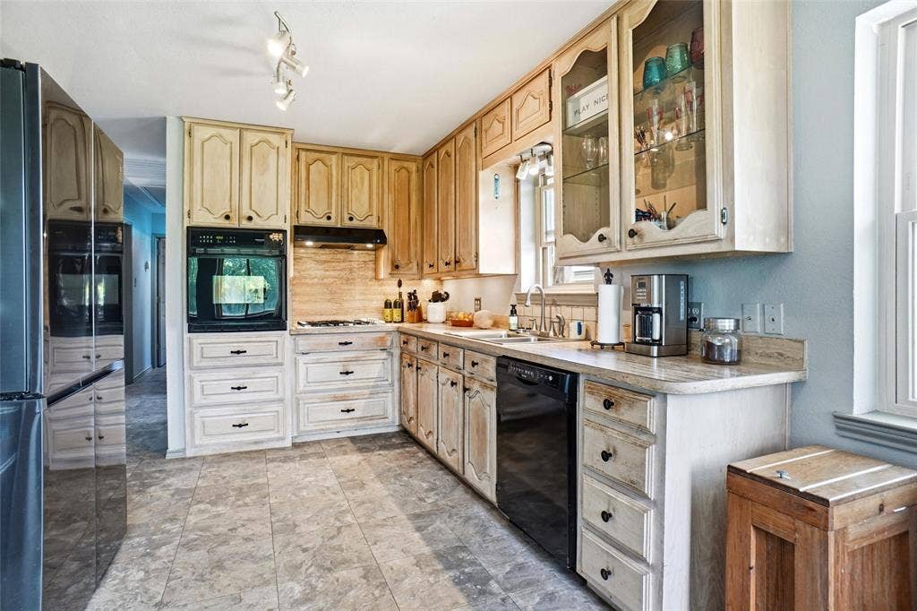 8983 W Odneal Road, Krum, TX 76249 8983 W Odneal Road, Krum, TX 76249