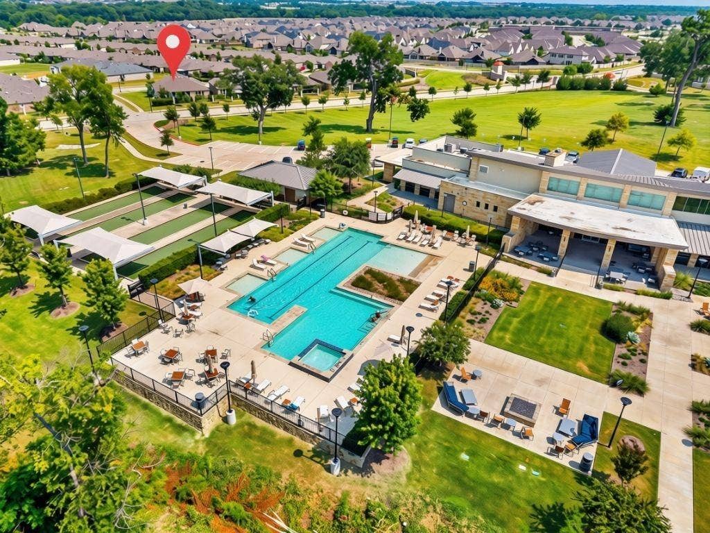 Outdoor pool with hottub