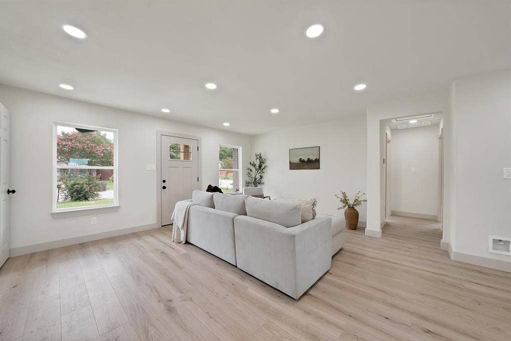 6729 Wallis Road, Lake Worth, TX 76135 6729 Wallis Road, Lake Worth, TX 76135