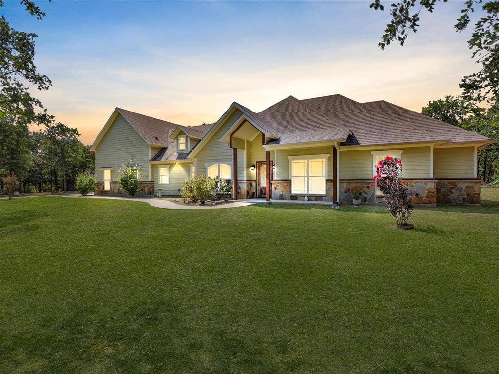1255 Greg Street, Azle, TX 76020 1255 Greg Street, Azle, TX 76020