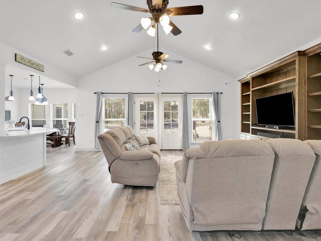1255 Greg Street, Azle, TX 76020 1255 Greg Street, Azle, TX 76020