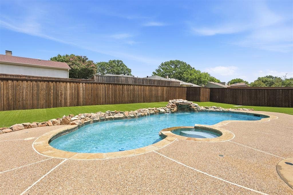 3901 Leon Drive, Plano, TX 75074 3901 Leon Drive, Plano, TX 75074