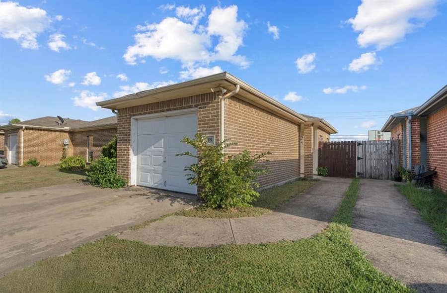 Property photo for 989 Lake Drive, Grand Prairie, TX