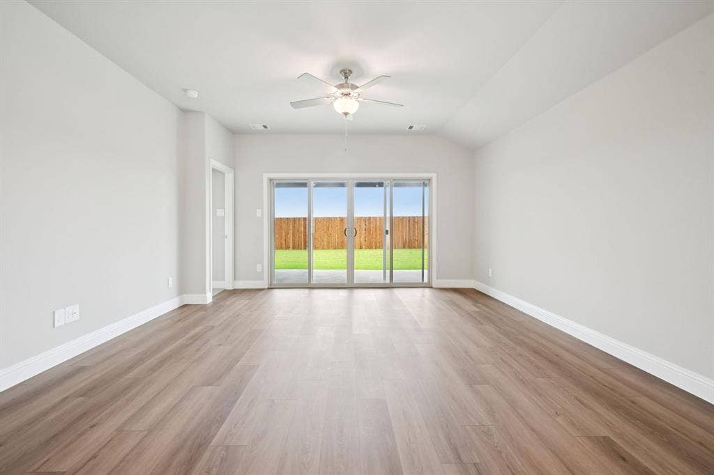 1405 Buck Run Drive, Princeton, TX 75071 Photo is not of the actual home, but is an inspirational photo of builder’s model home and may depict options, furnishings, and/or decorator features that are not included.