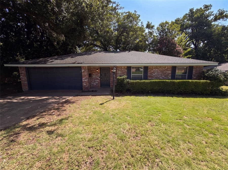 Property photo for 304 Brook Hollow Drive, DeSoto, TX
