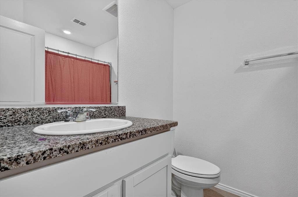 2003 Ava Drive, Ennis, TX 75119 Guest bathroom