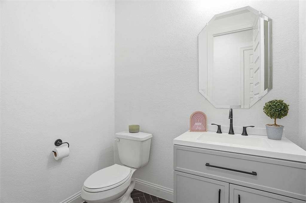 513 Fieldstone Lane, Haslet, TX 76052 Half bath