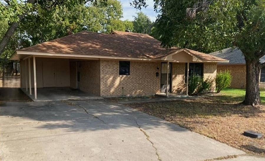 Property photo for 826 W 9th Street, Bonham, TX