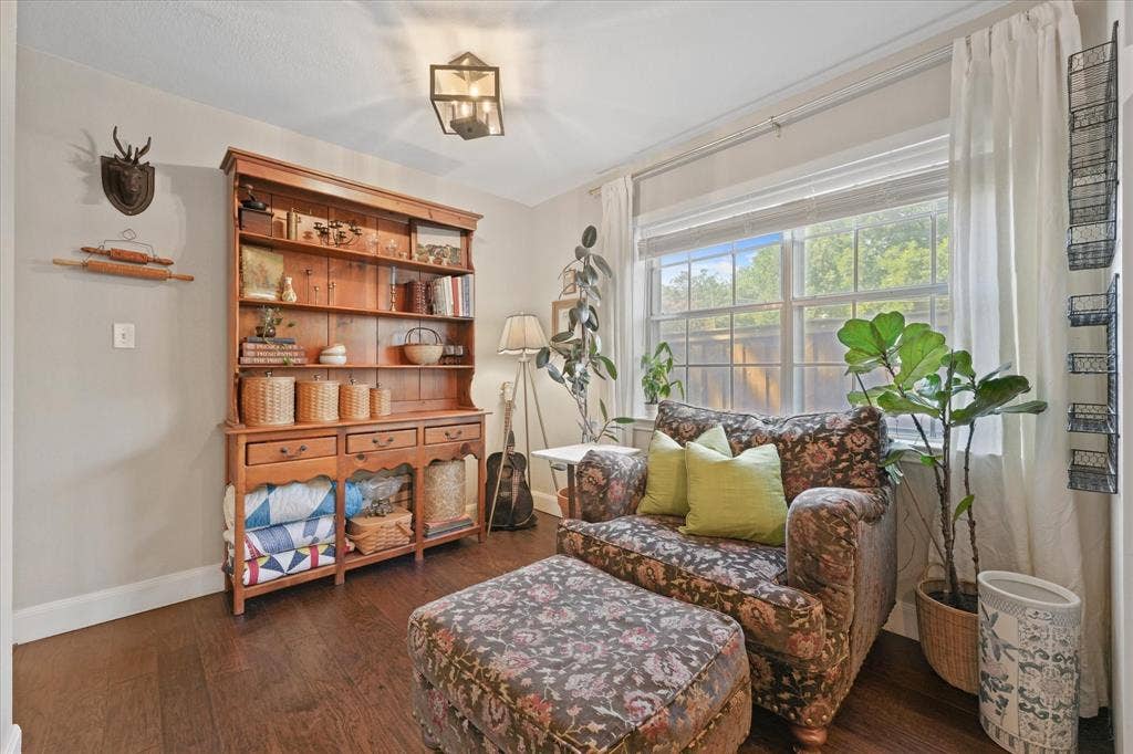 1112 Woodmount Court, Denton, TX 76209 Flexible breakfast nook or sitting area just off the kitchen with abundant natural light, hardwood flooring, and views of the backyard.